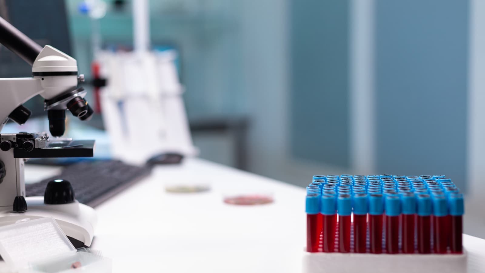 Personne à jeun avant une prise de sang au laboratoire PolyLab à Rabat